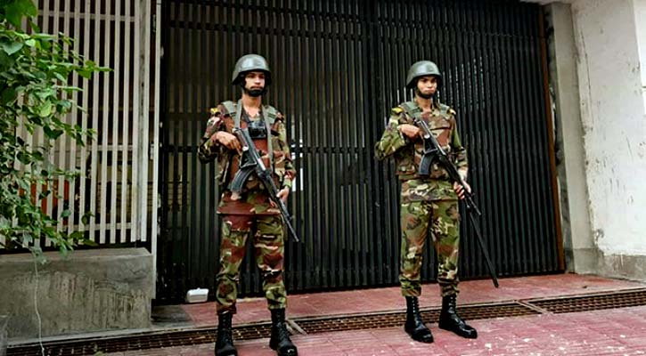 হাজী সেলিমের বাড়িতে অভিযান চলছে